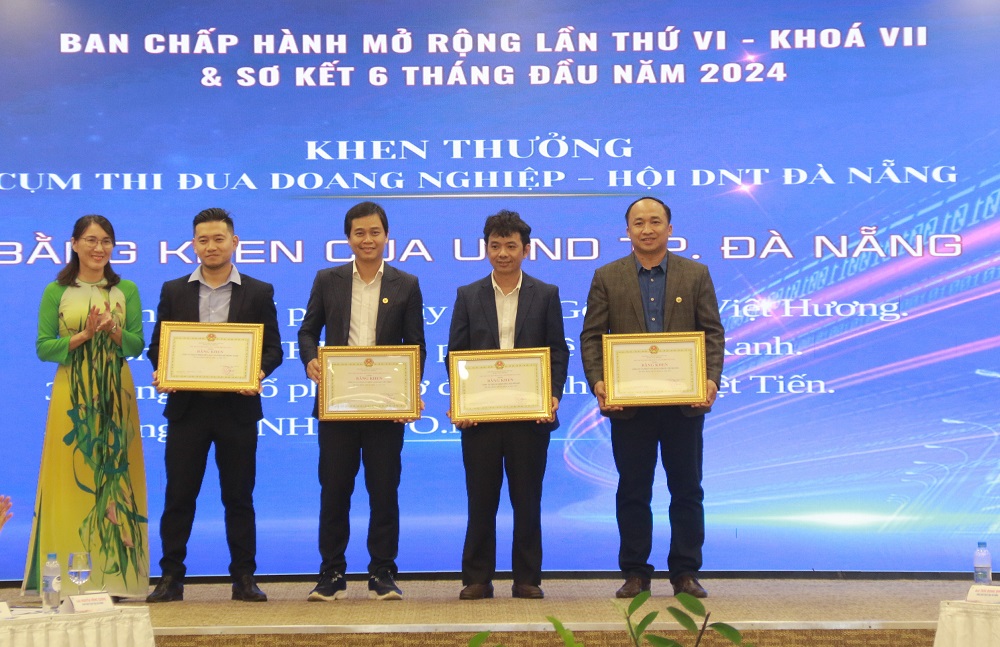 BPO.MP VINH HẠNH NHẬN BẰNG KHEN THI ĐUA XUẤT SẮC CỦA UBND TP VÀ HỘI DOANH NHÂN TRẺ ĐÀ NẴNG